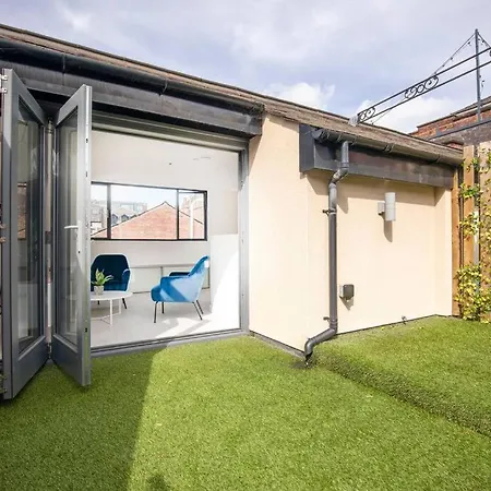 Central Townhouse With Roof Terrace-3